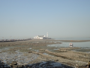 The Haji Ali mosque is situated at the end of a long seawall which at high tide is covered by the sea, rendering the mosque an Island. On friday the 21st we joined the 40,000 pilgrims visiting the mosque.