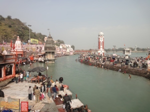 The ghats of the Ganga, appear very empty compared to the months of pilgrimage (may – November)